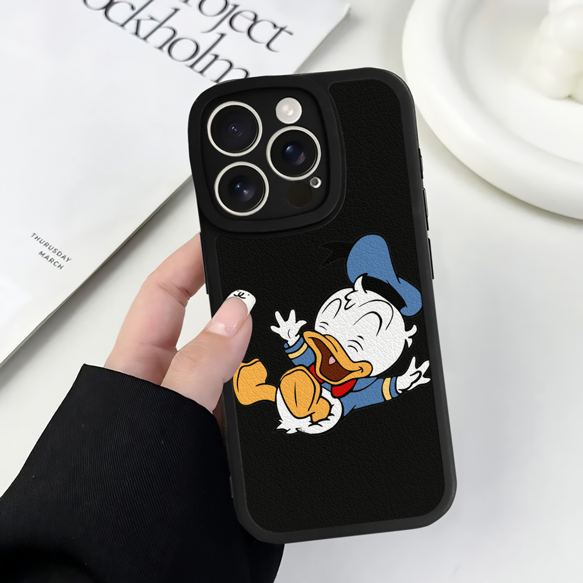 （画像用） ミッキーマウス Mickey Mouse 【iPhone 16シリーズ対応】シリコンスマホケース（レザー調） 材質：シリコン
